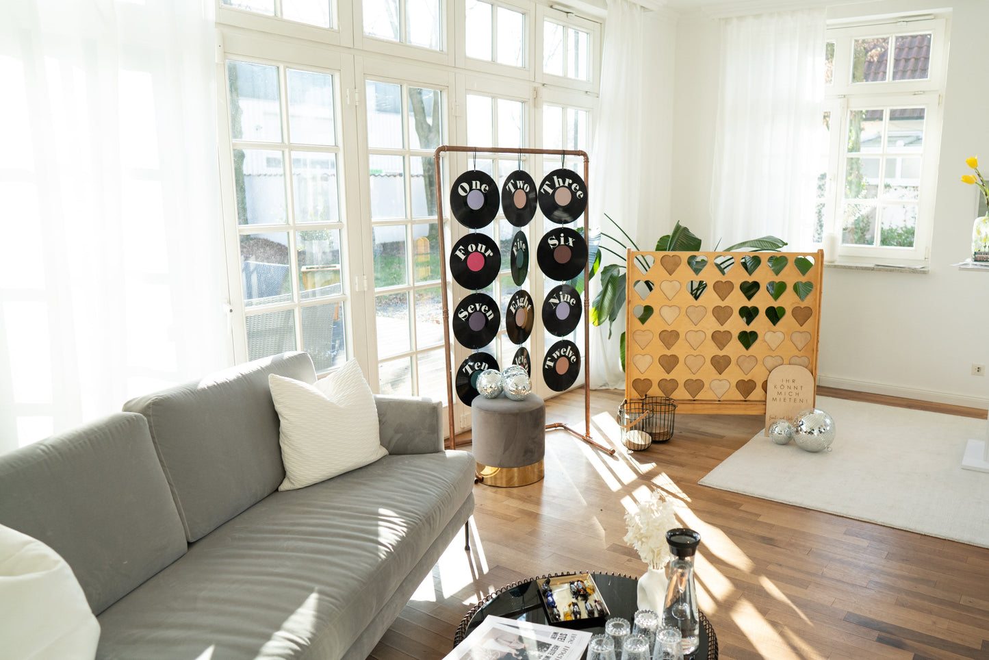 Sitzplan retro Schallplatten DIY Sitzplan zur Hochzeit, freie Trauung, Discokugeln, Kupfergestell Wachshinaus Hochzeits- und Eventverleih Münster, Hamm, Dortmund, Beckum, Warendorf