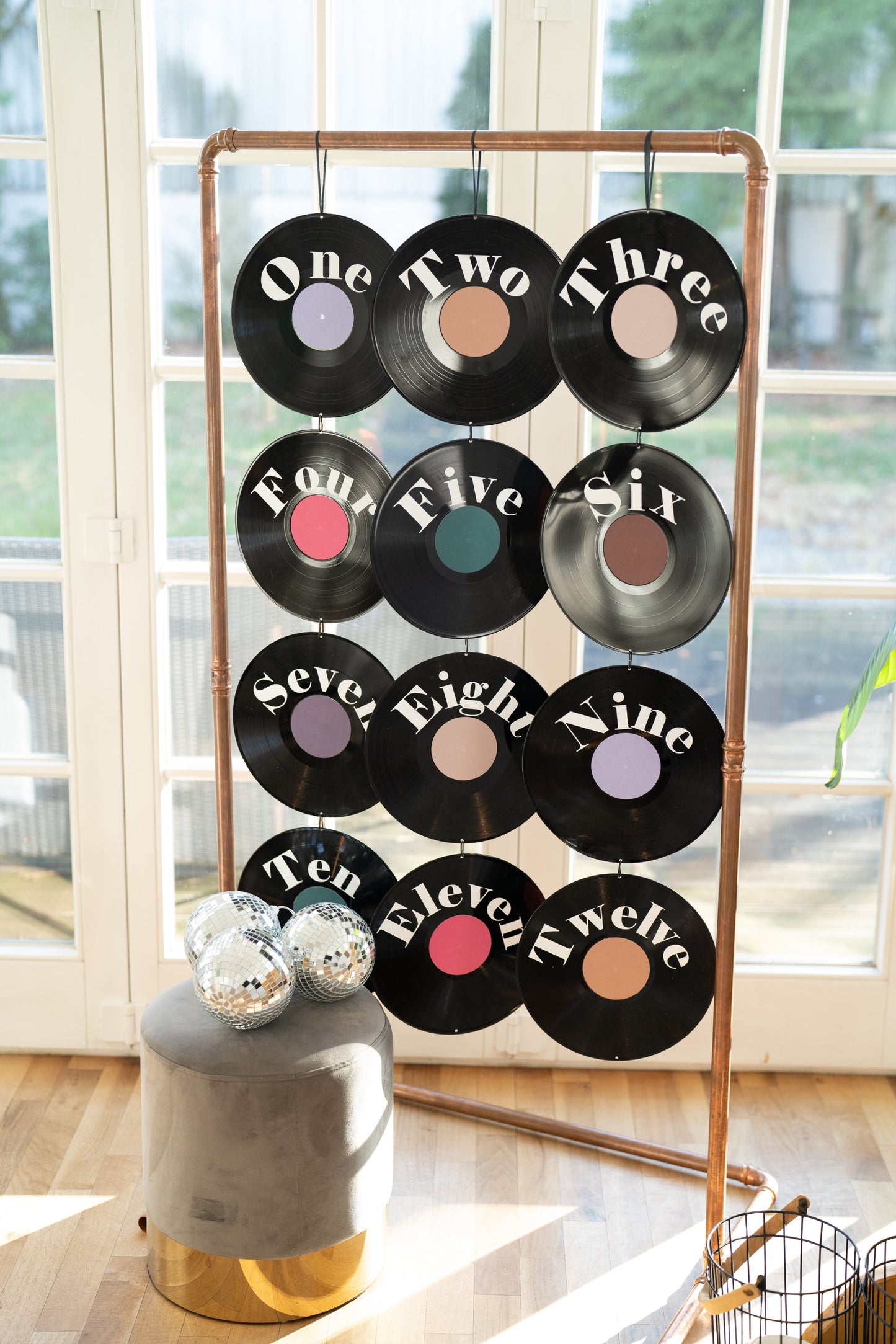 Sitzplan retro Schallplatten DIY Sitzplan zur Hochzeit, freie Trauung, Discokugeln, Kupfergestell Wachshinaus Hochzeits- und Eventverleih Münster, Hamm, Dortmund, Beckum, Warendorf