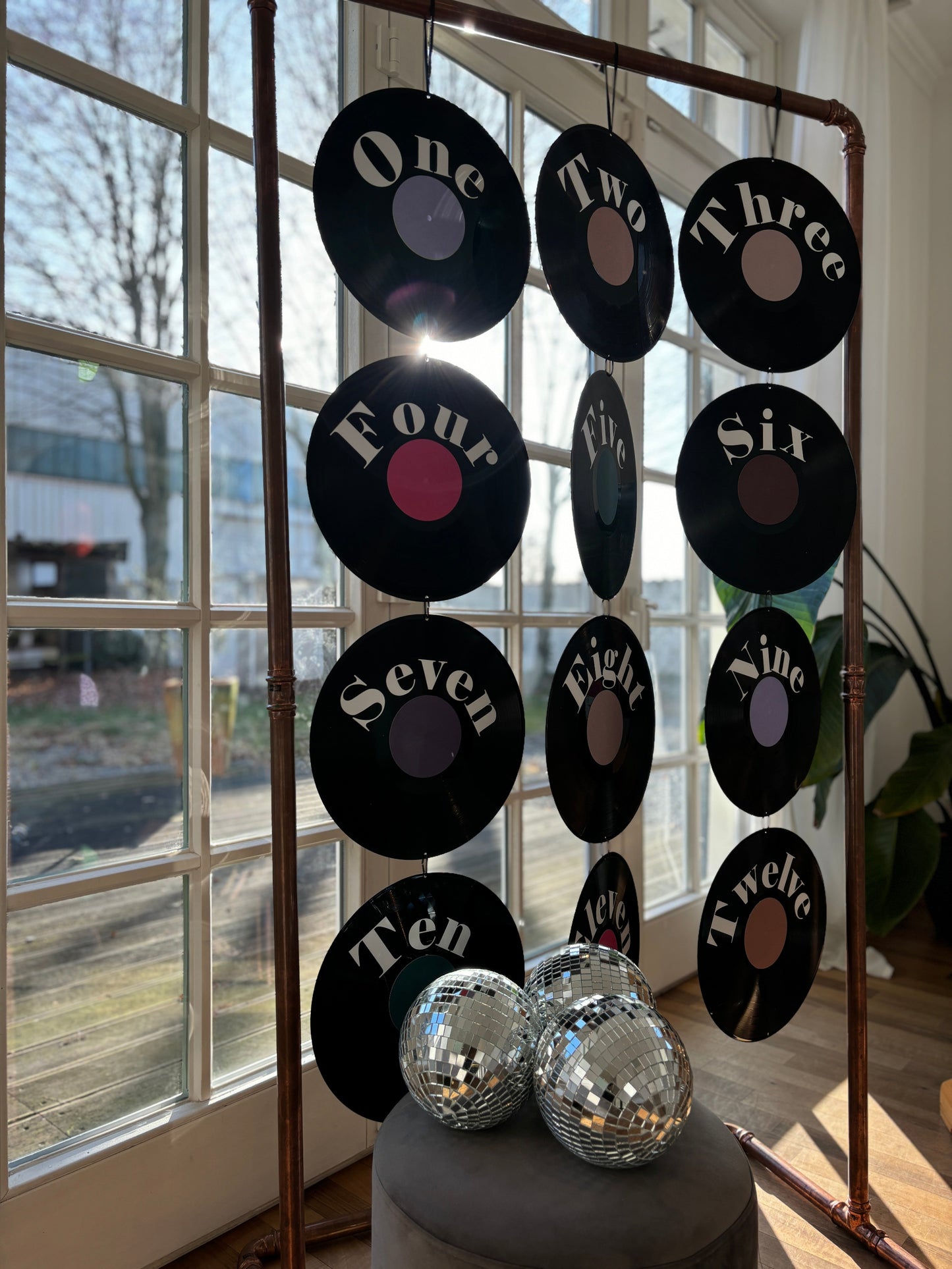 Sitzplan retro Schallplatten DIY Sitzplan zur Hochzeit, freie Trauung, Discokugeln, Kupfergestell Wachshinaus Hochzeits- und Eventverleih