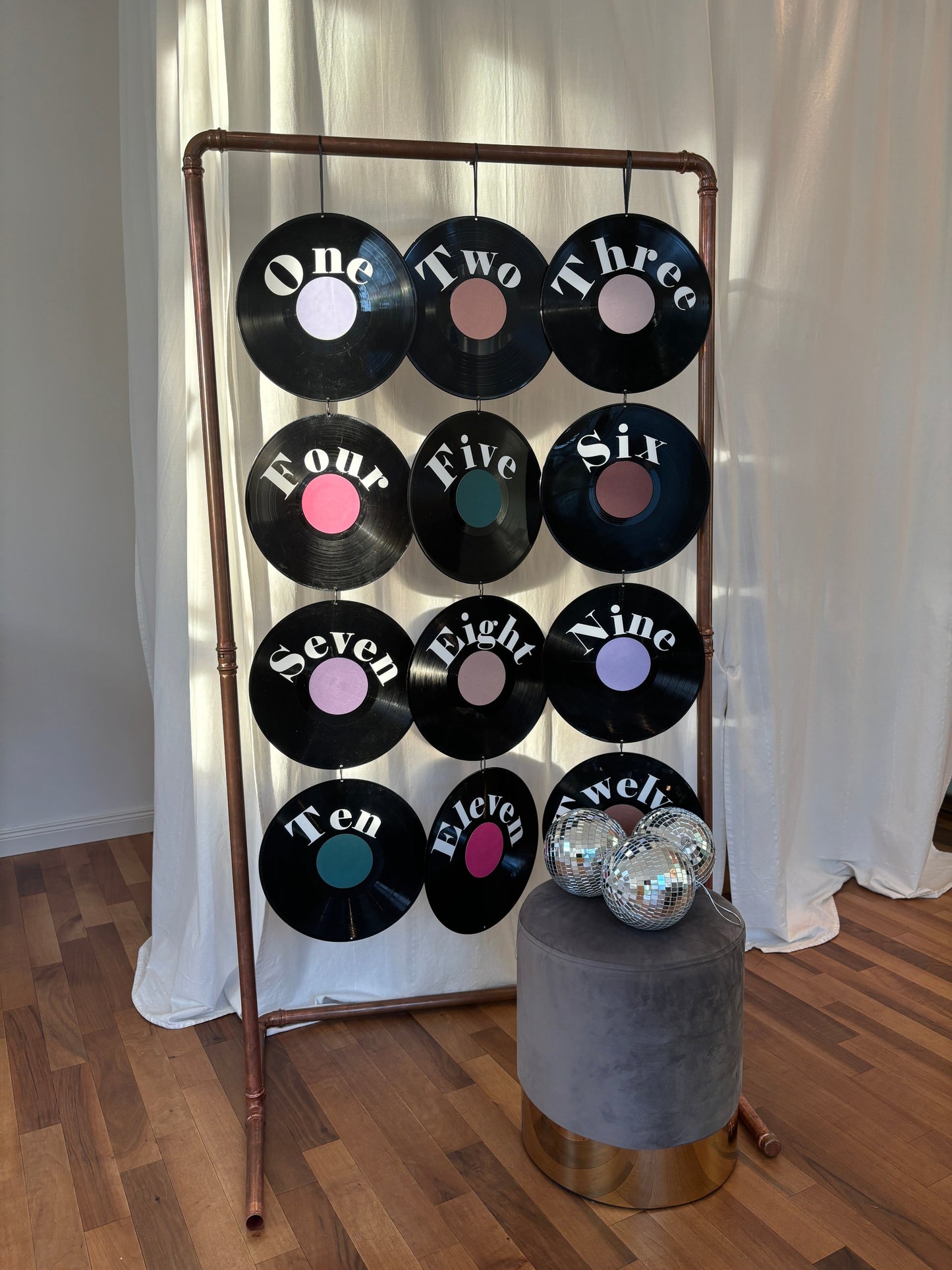 Sitzplan retro Schallplatten DIY Sitzplan zur Hochzeit, freie Trauung, Discokugeln, Kupfergestell Wachshinaus Hochzeits- und Eventverleih Münster, Hamm, Dortmund, Beckum, Warendorf