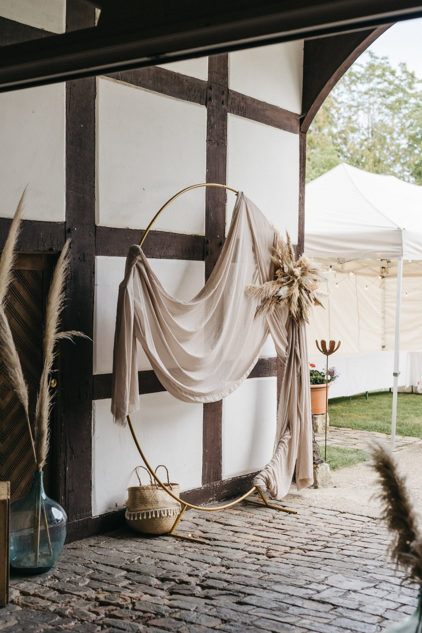 runder Traubogen Hochzeit, freue Trauung, Ballonbogen, goldener Traubogen rund, Hochzeitsverleih, Foto Background, Trockenblumen, boho Hochzeit