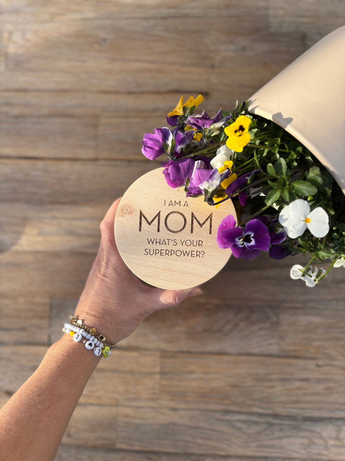Vorratsglas Mom- whats your superpower? mit Namen Unterschriften personalisiert als Geschenk für Lehrer, Erzieher oder Tagesmutter, Vorratsgeschenk mit Gravur aus Holz Kinderzeichnung