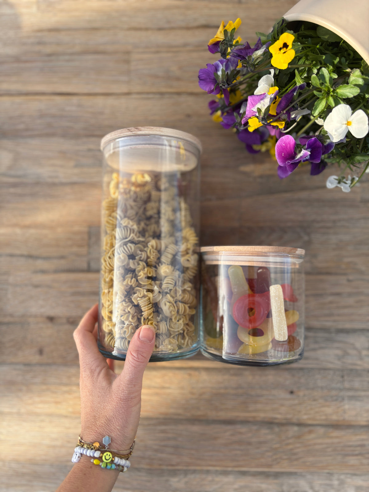 Vorratsglas mit Namen Unterschriften personalisiert als Geschenk für Lehrer, Erzieher oder Tagesmutter, Vorratsgeschenk mit Gravur aus Holz