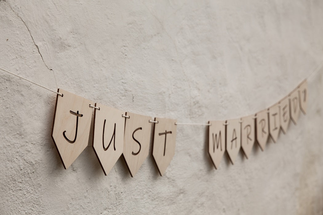 Individuelle Hochzeitsgirlande aus Holz zur Hochzeit oder freien Trauung - Wachshinaus Hochzeitsverleih