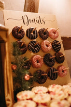 Lade das Bild in den Galerie-Viewer, Donut Wand passend zur Candybar beim Kuchenbuffet der Hochzeit- Wachshinaus Hochzeitsverleih
