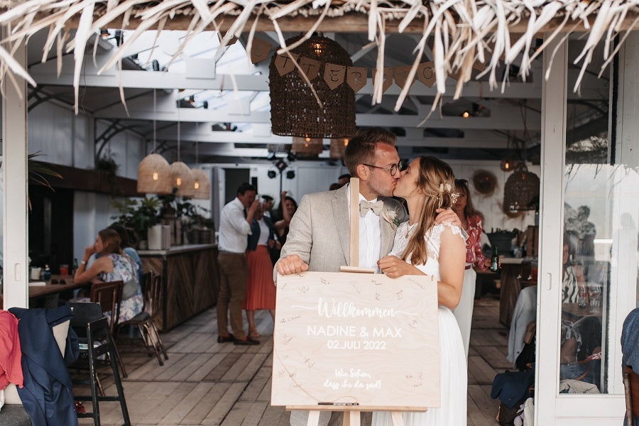Personalisiertes Gästebuch aus Holz zur Hochzeit mit Polaroids und Unterschriften - Wachshinaus Hochzeitsideen