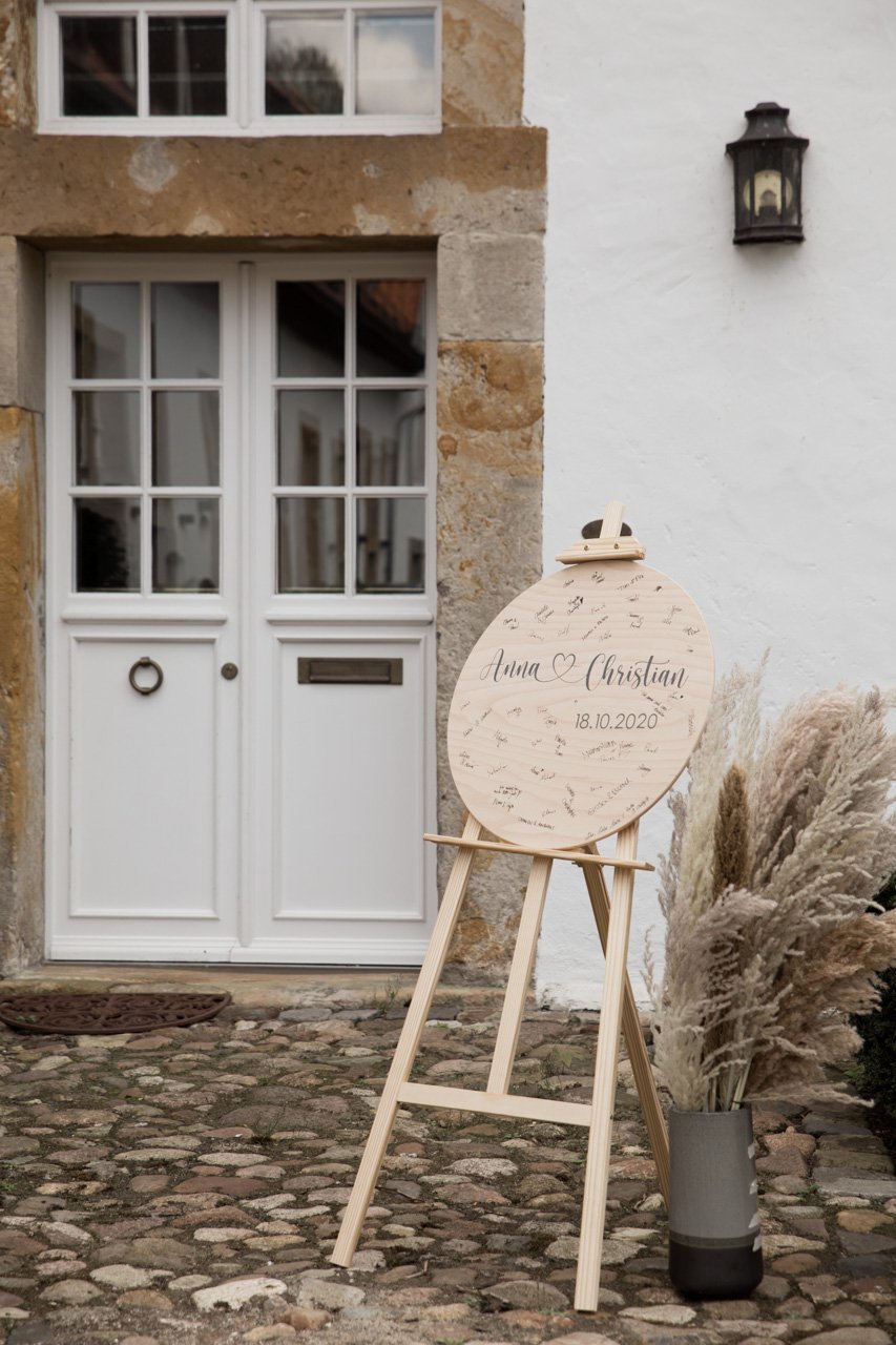 Personalisiertes Gästebuch aus Holz zur Hochzeit mit Polaroids und Unterschriften - Wachshinaus Hochzeitsideen