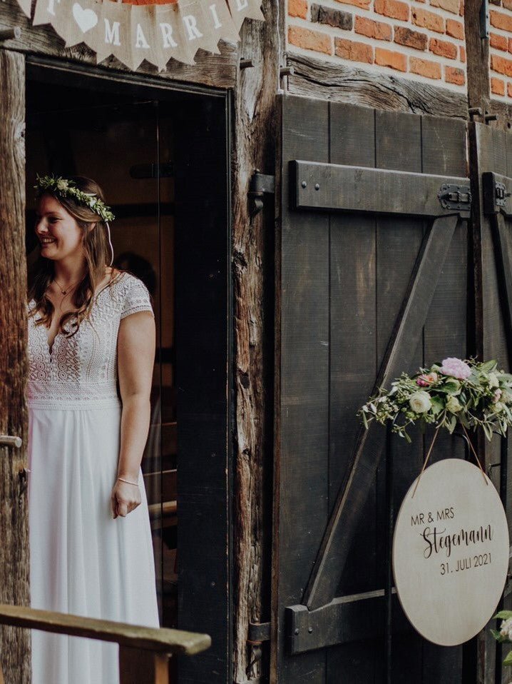 Personalisiertes Gästebuch aus Holz zur Hochzeit mit Polaroids und Unterschriften - Wachshinaus Hochzeitsideen