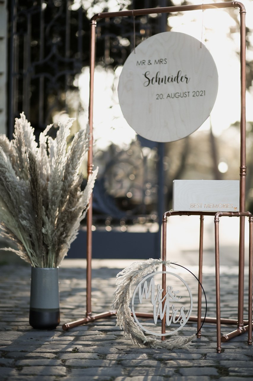 Personalisiertes Gästebuch aus Holz zur Hochzeit mit Polaroids und Unterschriften - Wachshinaus Hochzeitsideen