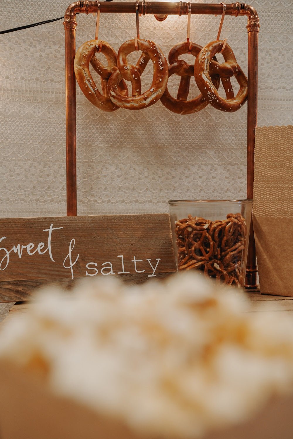 Salty Bar Candybar zur Hochzeit- Brezelständer weinkisten Hochzeitsverleih Münster Hamm Beckum Warendorf Dülmen Greven digitale templates Canva Hochzeit Wachshinaus