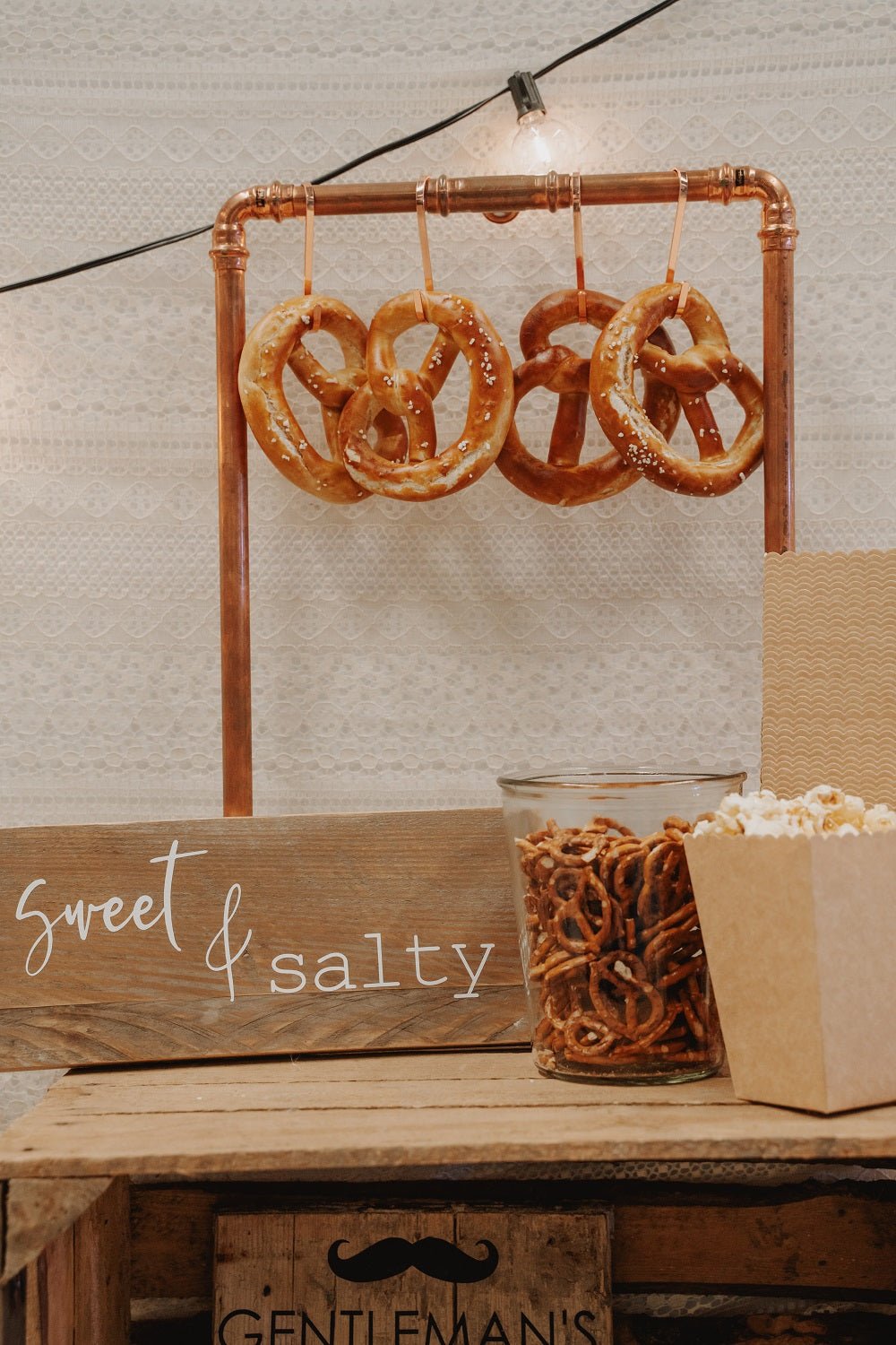 Salty Bar Candybar zur Hochzeit- Brezelständer weinkisten Hochzeitsverleih Münster Hamm Beckum Warendorf Dülmen Greven digitale templates Canva Hochzeit Wachshinaus
