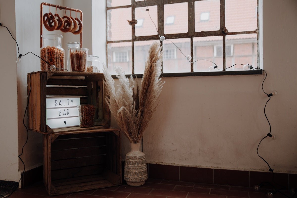 Saltybar für eure Hochzeit zum Verleih im Münsterland.-Candybar mit Weinkisten und Kupfergestell von Wachshinaus