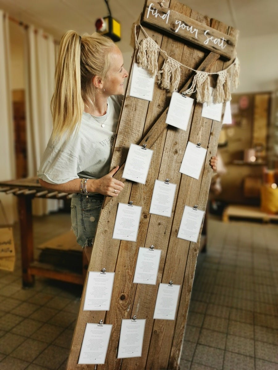 Sitzplan Hochzeit Rustikal alte Holztür zur Dekoration für die Hochzeitsfeier von Wachshinaus