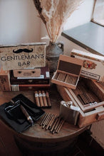 Lade das Bild in den Galerie-Viewer, Zigarren Bar - Gentlemans Bar zur HochzeitHochzeitsverleih Wachshinaus
