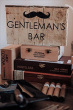 Lade das Bild in den Galerie-Viewer, Zigarren Bar - Gentlemans Bar zur HochzeitHochzeitsverleih Wachshinaus
