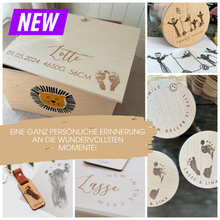 Lade das Bild in den Galerie-Viewer, Erinnerungskiste personalisiert mit Fußabdruck aus Holz für das KInderzimmer Erinnerungskiste, Spielzeugkiste, Messlatte von Wachshinaus
