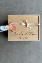 Lade das Bild in den Galerie-Viewer, Wedding Memorybox aus Holz als Geschenk zur Hochzeit - Wachshinaus Hochzeitsshop für nachhaltige Geschenke
