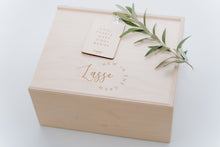 Lade das Bild in den Galerie-Viewer, Erinnerungskiste Memorybox aus Holz für Kinder als Geschenk zur Taufe oder Geburt von Wachshinaus

