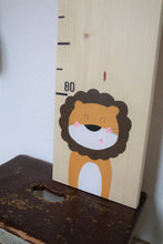 Lade das Bild in den Galerie-Viewer, Löwen Messlatte aus Holz für Kinder - Wachshinaus Lama Alpaka Messlatte aus Holz für Kinder - Wachshinaus MESSLATTE │ PERSONALISIERT│KIDSINTERIOR Messleisten, Messlatte, Kinderzimmer Deko, einzigartig, Geschenke, Taufe, Geburt, Handmade, Löwe, Ballerina Messlatte Holz, Messlatte Kinderzimmer, personalisierte Messlatte
