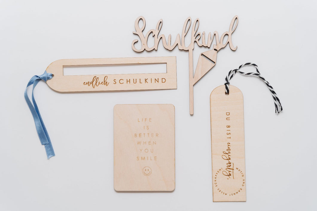 Schulkind Caketopper aus HolzLesezeichen zur Einschulung mit Holz Karte von Wachshinaus