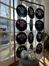 Lade das Bild in den Galerie-Viewer, Sitzplan retro Schallplatten DIY Sitzplan zur Hochzeit, freie Trauung, Discokugeln, Kupfergestell Wachshinaus Hochzeits- und Eventverleih
