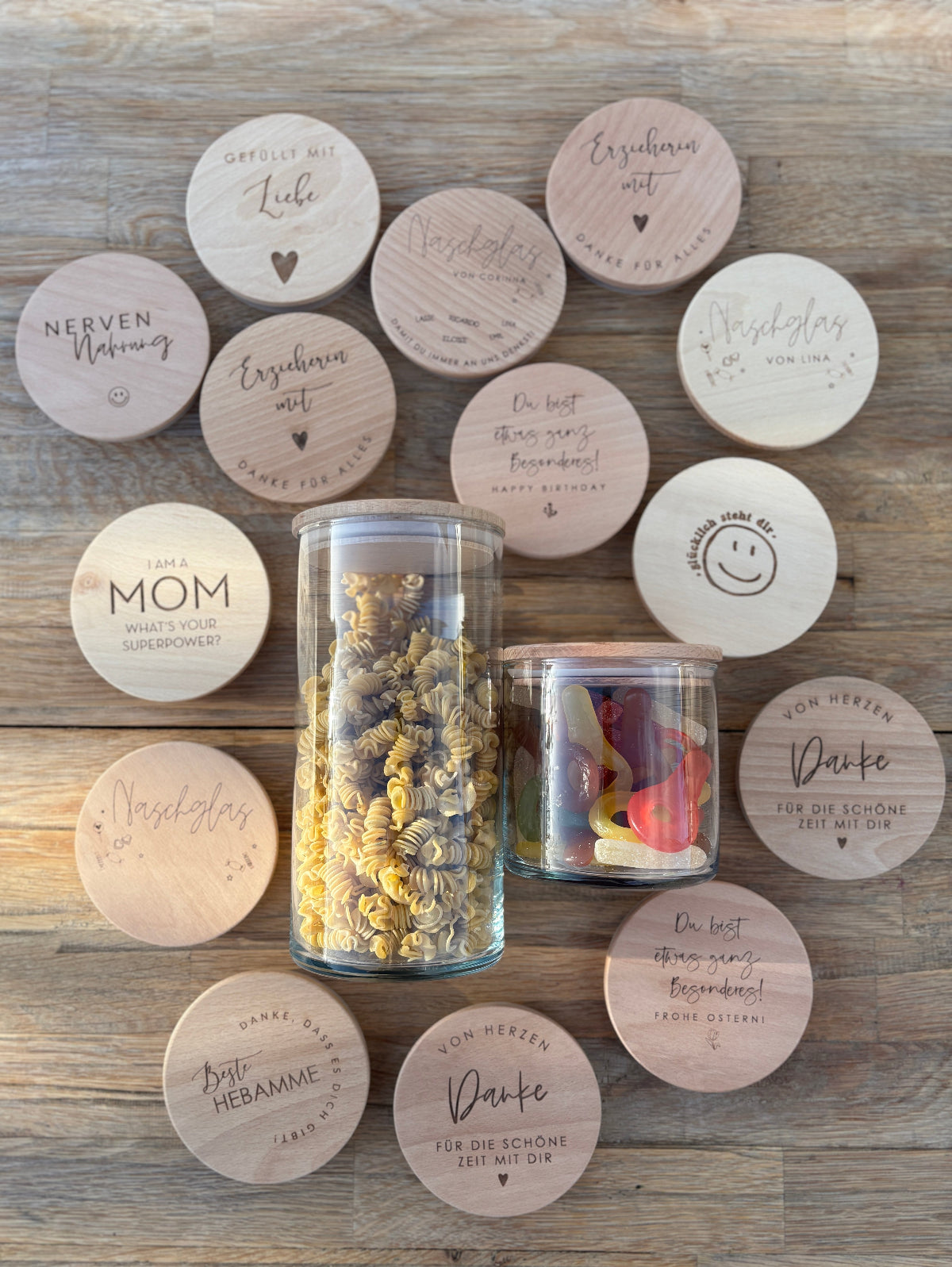 Vorratsglas mit Namen Unterschriften personalisiert als Geschenk für Lehrer, Erzieher oder Tagesmutter, Vorratsgeschenk mit Gravur aus Holz Kinderzeichnung