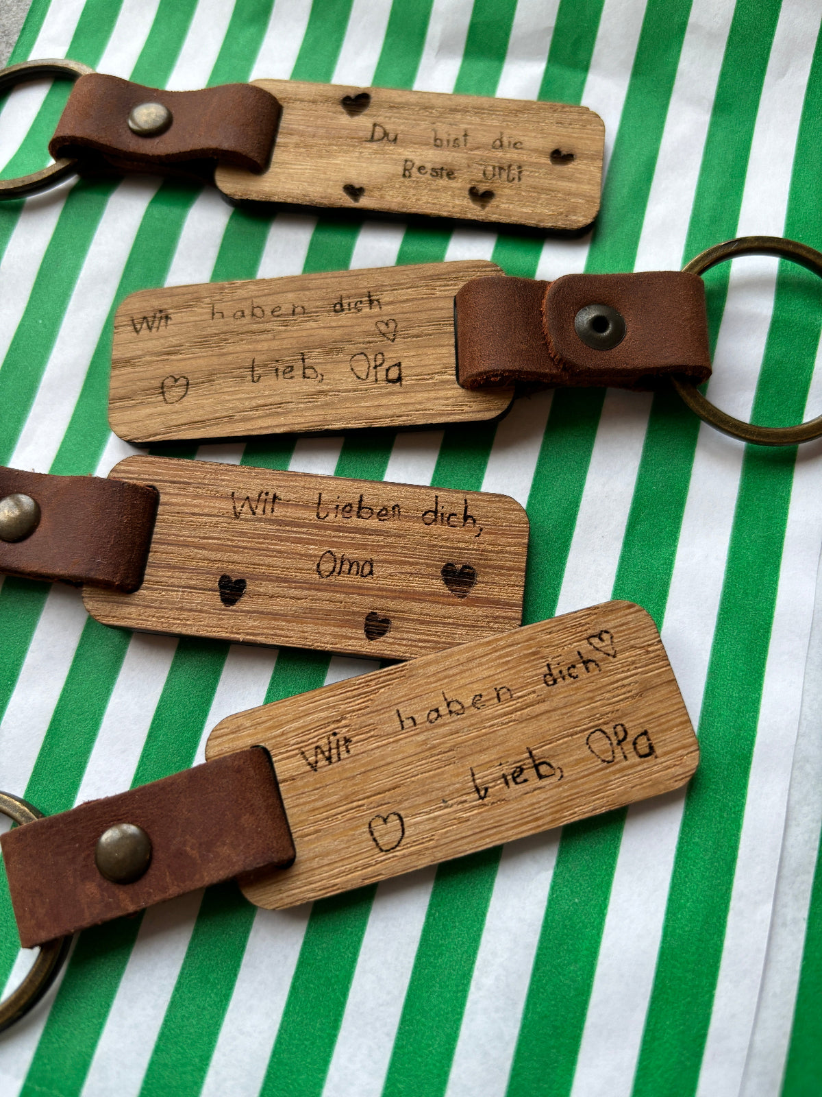 Schlüsselanhänger Muttertag, Vatertag, Ostergeschenk mit Fußabdruck oder Kinderzeichnung. Tolles Geschenk für die Großeltern 