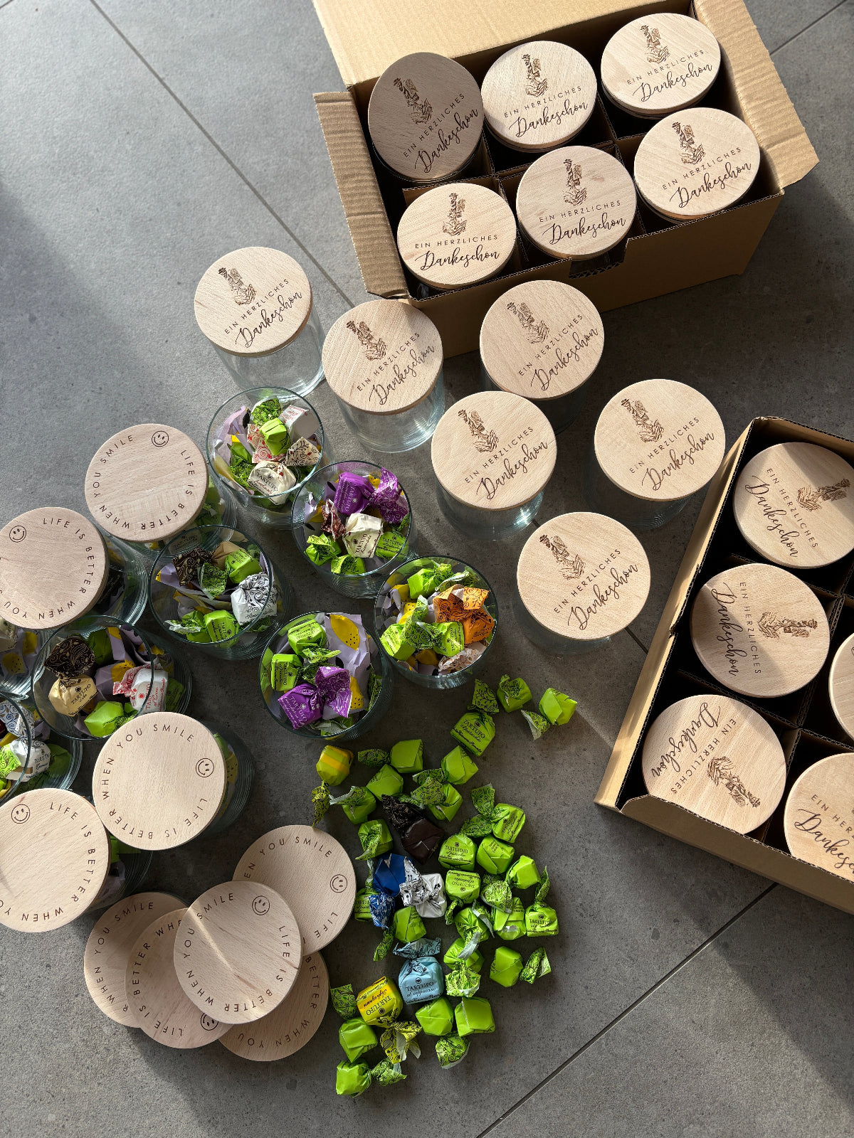 Vorratsglas mit Namen Unterschriften personalisiert als Geschenk für Lehrer, Erzieher oder Tagesmutter, Vorratsgeschenk mit Gravur aus Holz Kinderzeichnung, Firmengeschenk mit Gravur