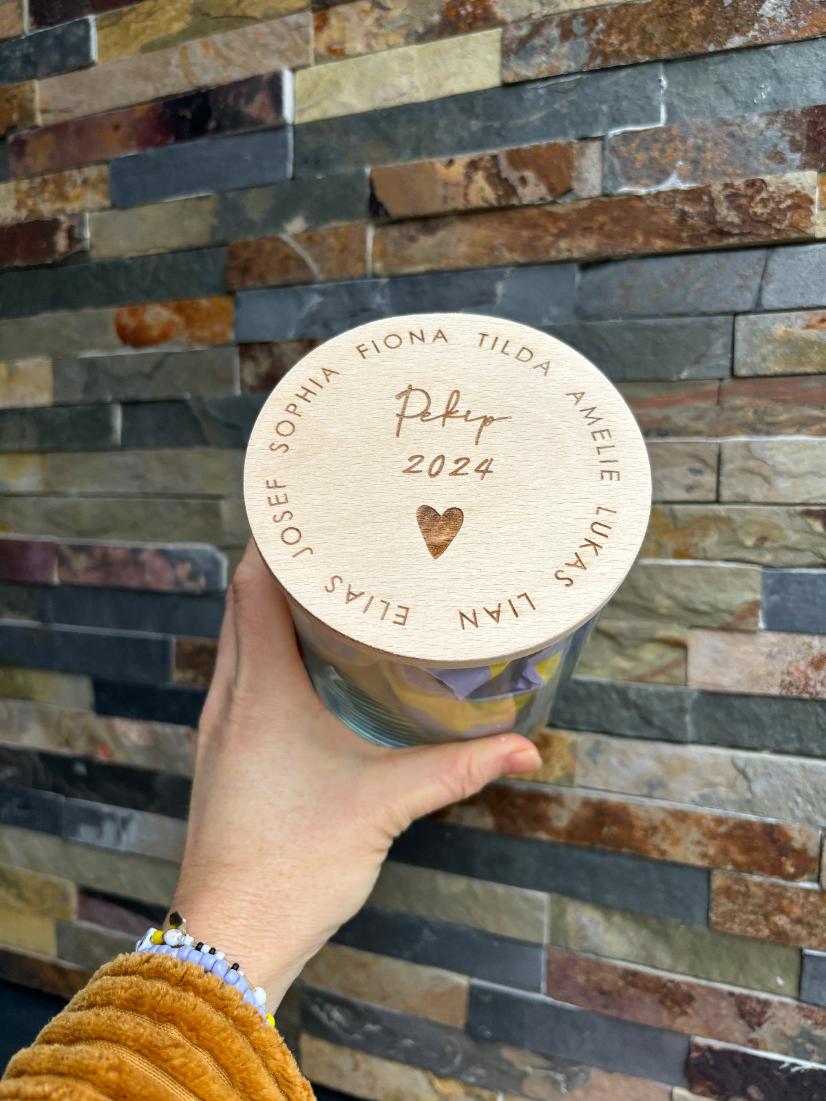 Vorratsglas mit Namen Unterschriften personalisiert als Geschenk für Lehrer, Erzieher oder Tagesmutter, Vorratsgeschenk mit Gravur aus Holz Kinderzeichnung Pekip Abschiedsgeschenk