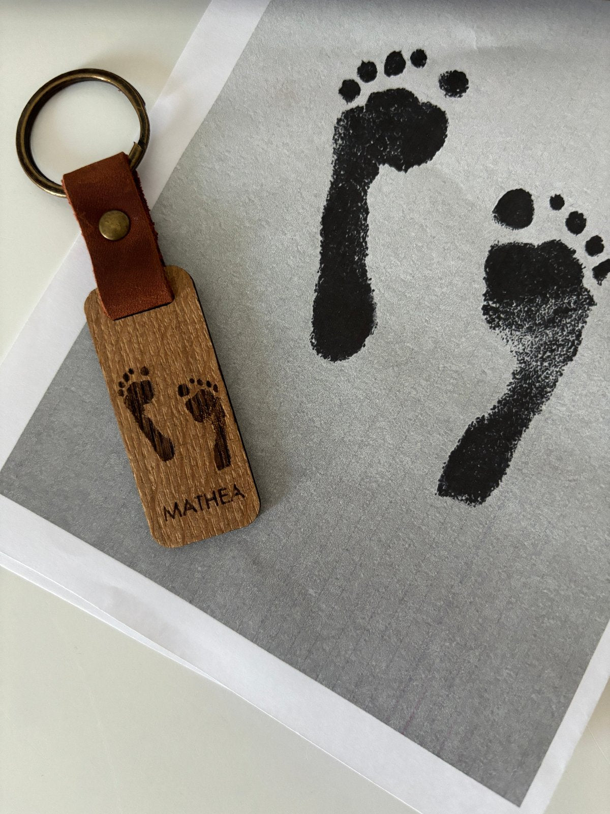Personalisierter Schlüsselanhänger mit Fußabdruck, Kinderzeichnung oder Initalien. Muttertagsgeschenk, Vatertagsgeschenk, Weihnachtsgeschenk Großeltern