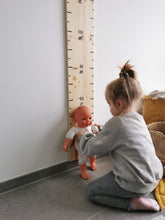 Lade das Bild in den Galerie-Viewer, XXL Familienmesslatte aus Holz personalisiert für Zwillinge oder Geschwister - Wachshinaus Kindershop Münster
