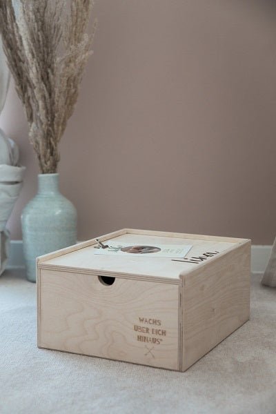 Die personalisierte Memorybox, Erinnerungskiste aus Holz small zur Geburt oder Taufe - Wachshinaus