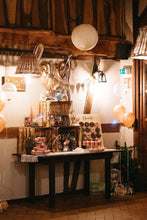 Lade das Bild in den Galerie-Viewer, Donut Wand passend zur Candybar beim Kuchenbuffet der Hochzeit- Wachshinaus Hochzeitsverleih
