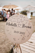 Lade das Bild in den Galerie-Viewer, Personalisiertes Gästebuch aus Holz zur Hochzeit mit Polaroids und Unterschriften - Wachshinaus Hochzeitsgeschenk Hochzeitsideen

