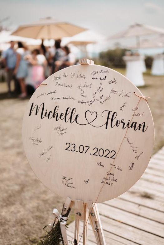 Personalisiertes Gästebuch aus Holz zur Hochzeit mit Polaroids und Unterschriften - Wachshinaus Hochzeitsgeschenk Hochzeitsideen